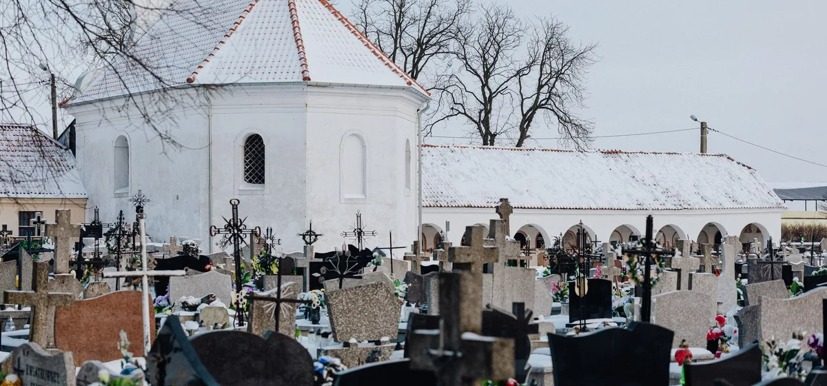 Kaple na hřbitově v klidné atmosféře